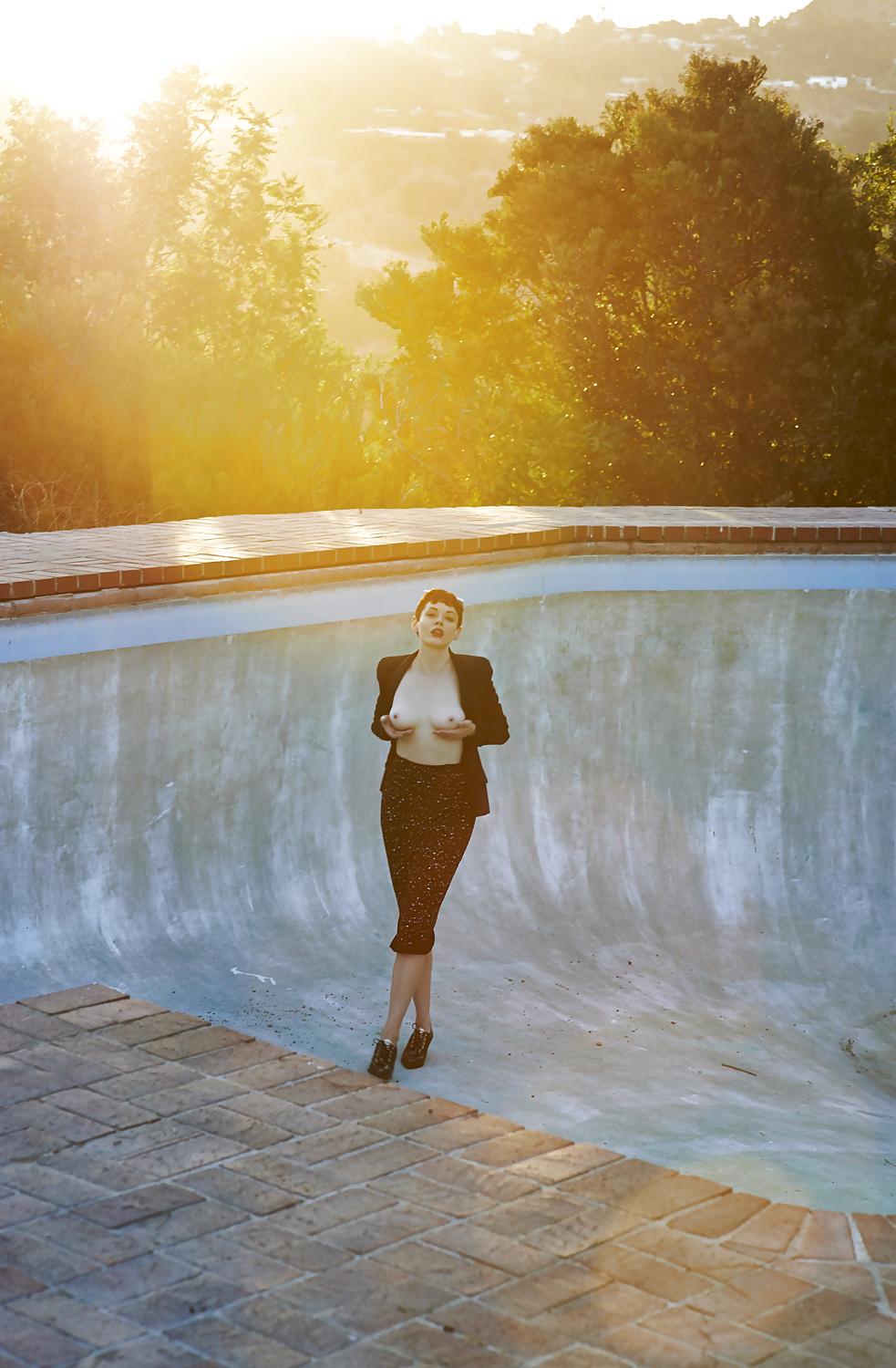4P Rose McGowan Topless for Flatt Magazine