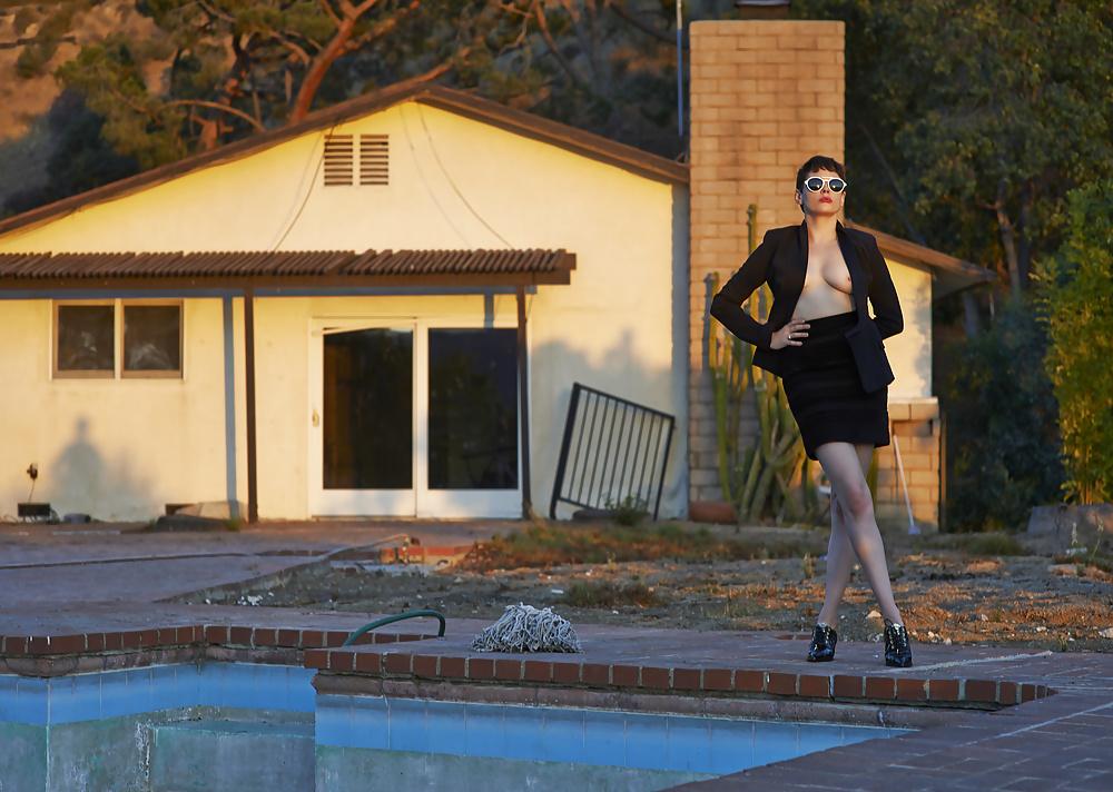 4P Rose McGowan Topless for Flatt Magazine