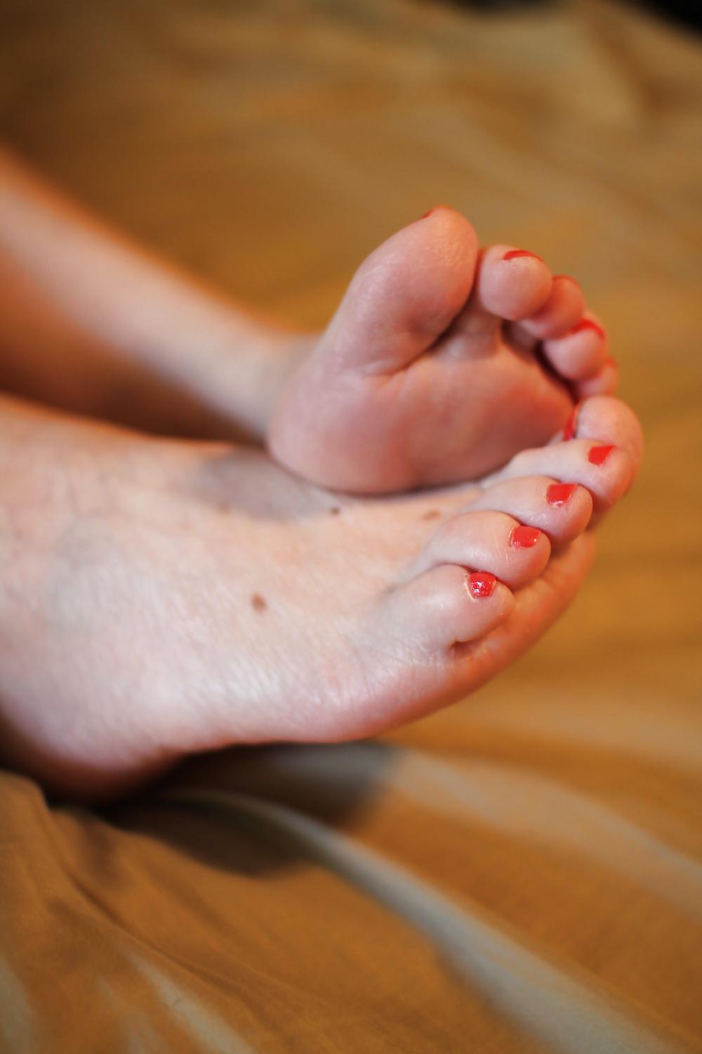 25P Saggy huge pussy nice feet