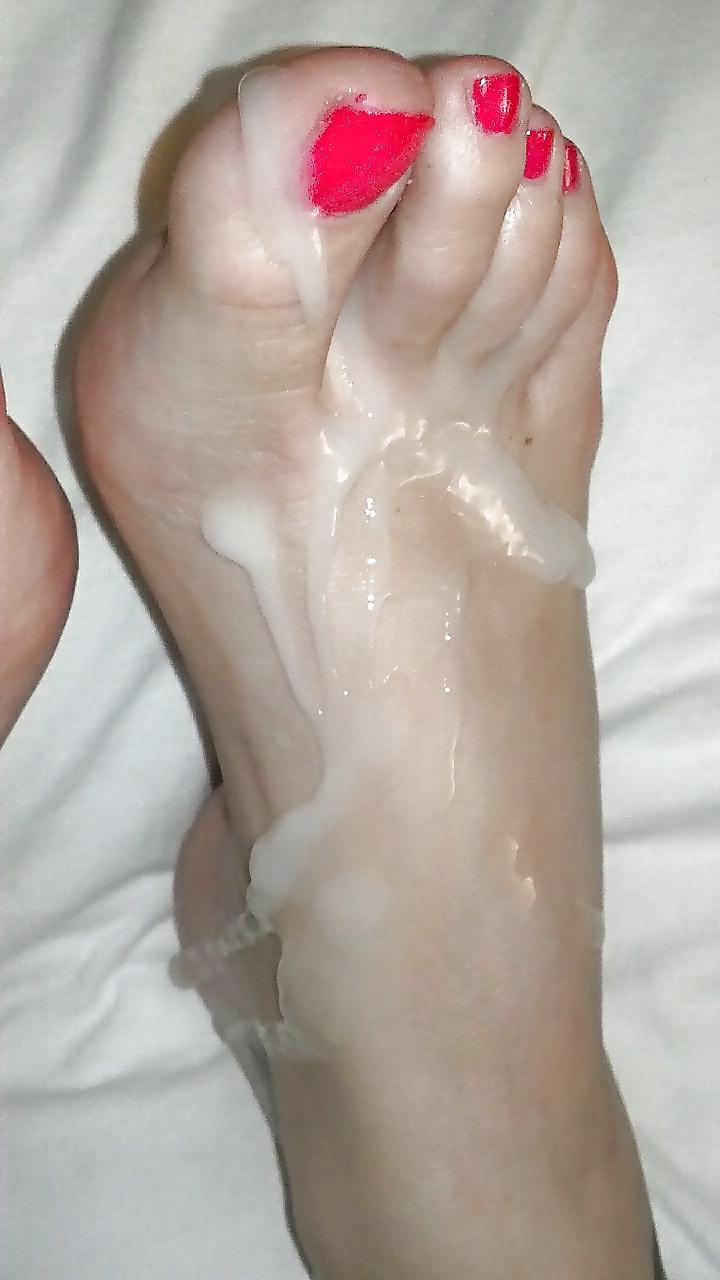 25P Pretty Feet (CumShot)