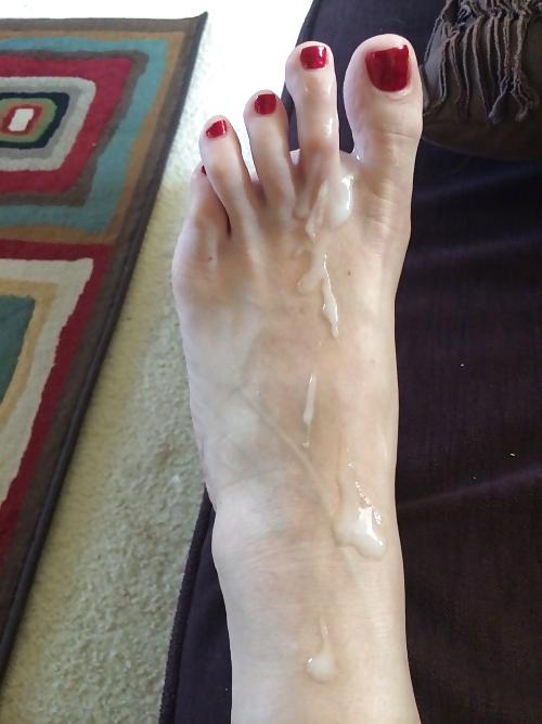 25P Pretty Feet (CumShot)