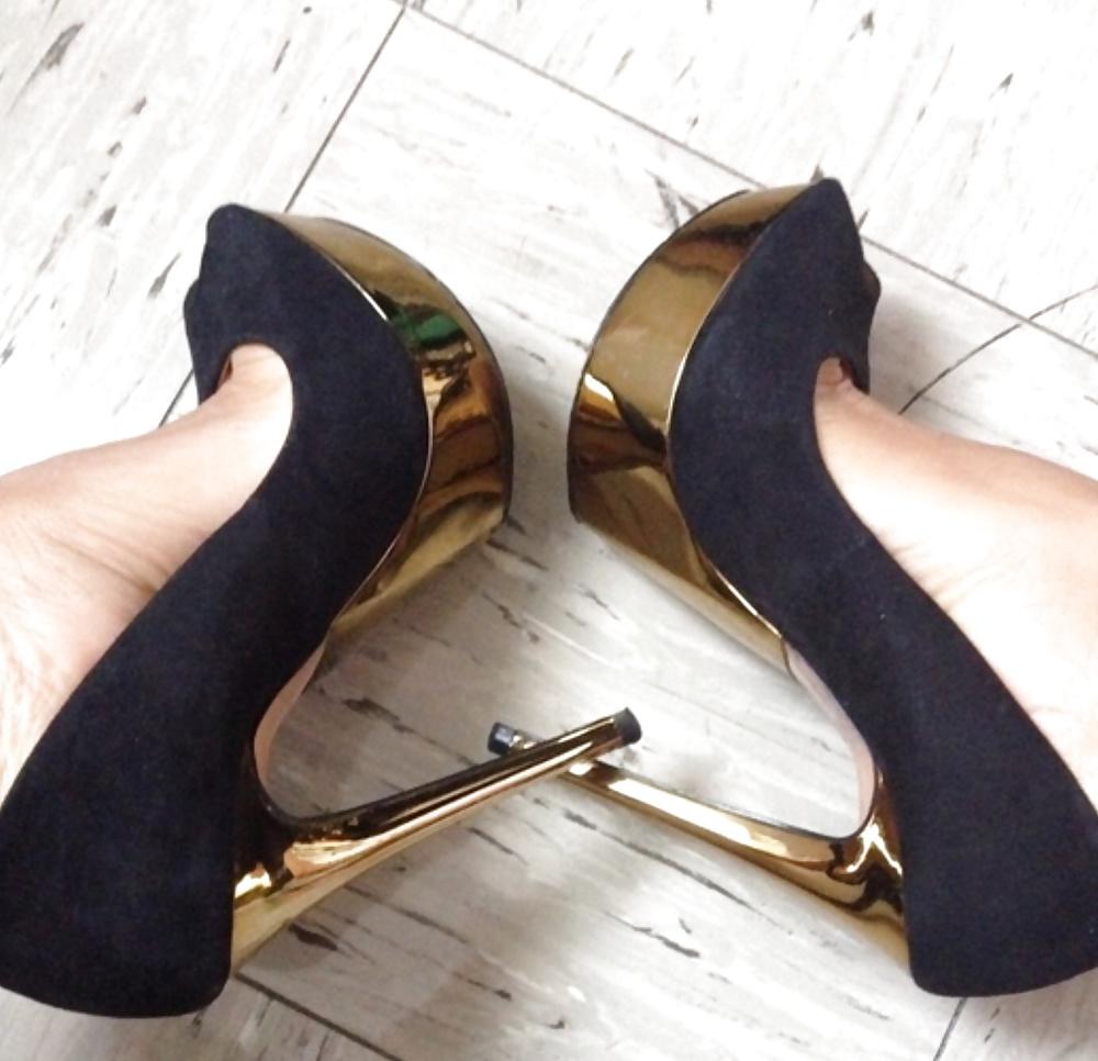 25P Sexy feet in High Heels