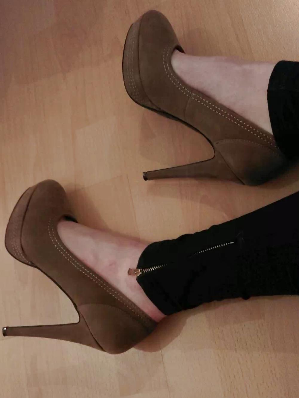 25P Sexy feet in High Heels
