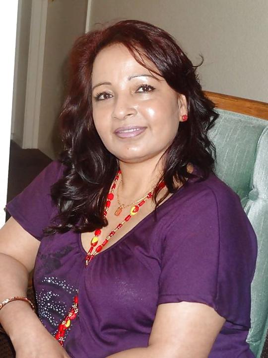 16P SEXY NEPALI MOM NARMADA