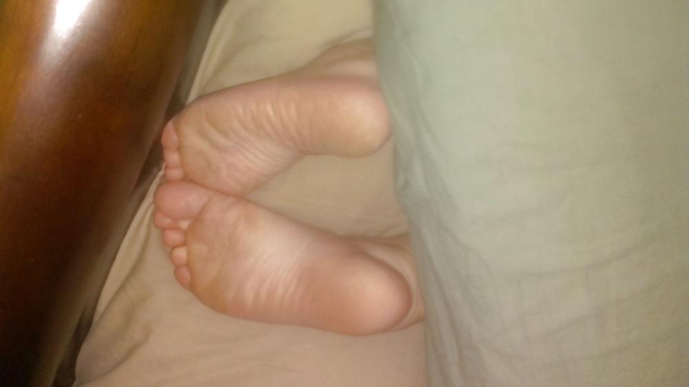 24P Wifey wife fisting ass play hairy pussy feet