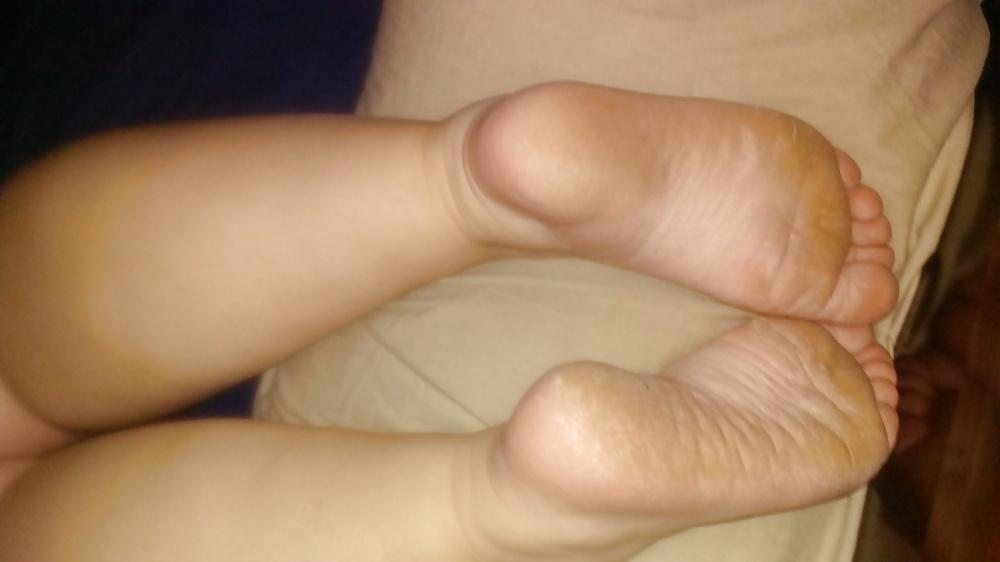 24P Wifey wife fisting ass play hairy pussy feet
