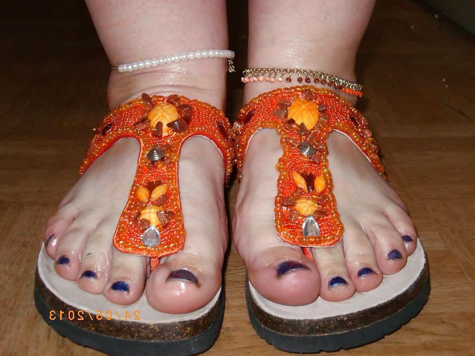 25P Birkenstock shoes n feet 9