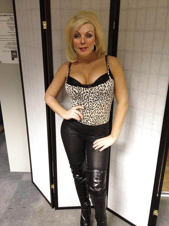 24P UK CELEB FAKES ANNE DAVIES 5 TV NEWS READER PRESENTER BBC