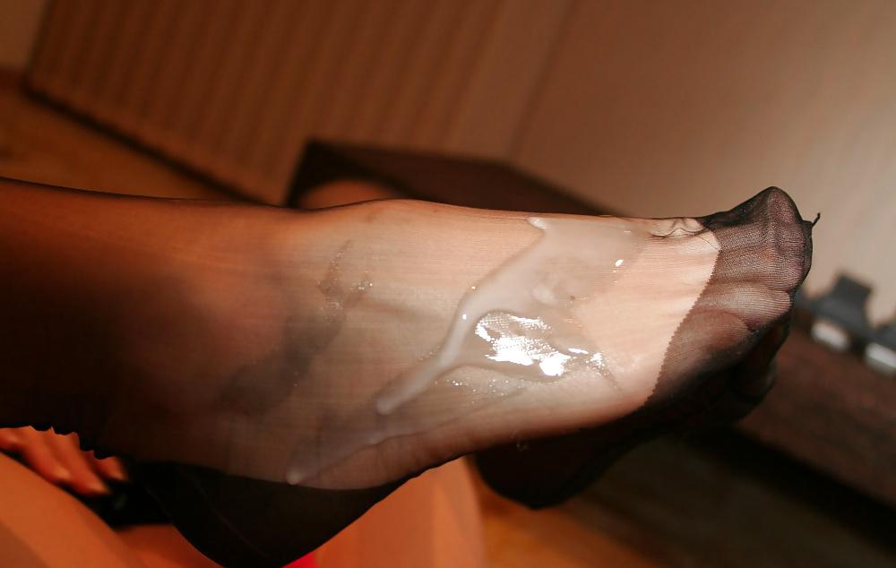 25P Ladies show pleasing feet in ffs