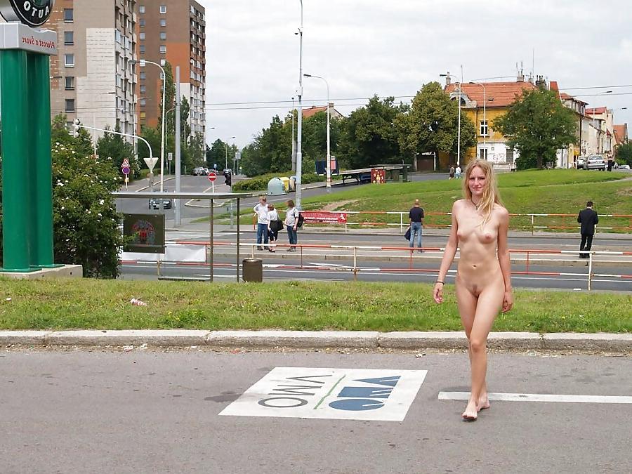 25P Pussy in public
