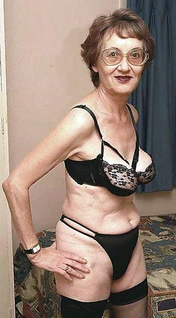 10P Esel loves... this MILF 11 (grannie with glasses)