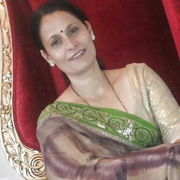 25P Sexy mature moms (from real life)