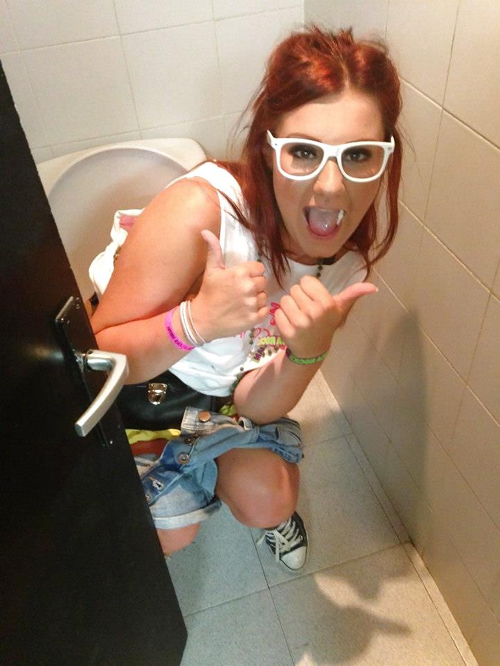 8P UK Girls on the Toilet - vol 1