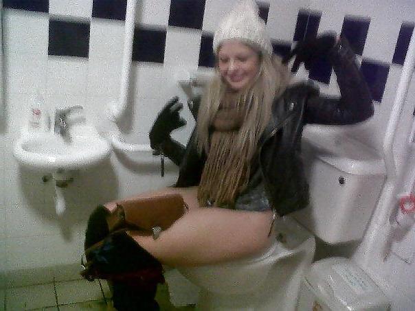 8P UK Girls on the Toilet - vol 1