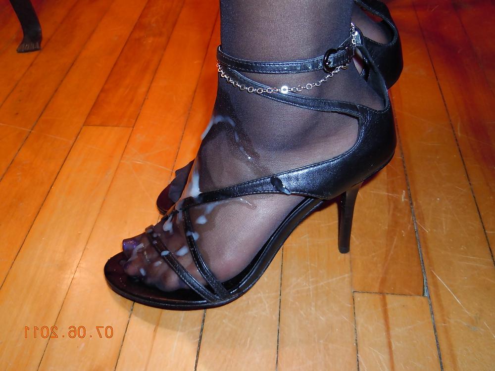25P Footjob and huge cumshot on nylon feet and heels