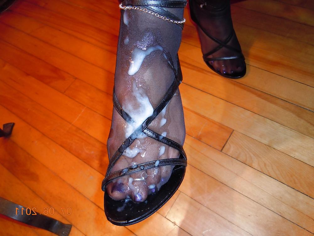 25P Footjob and huge cumshot on nylon feet and heels