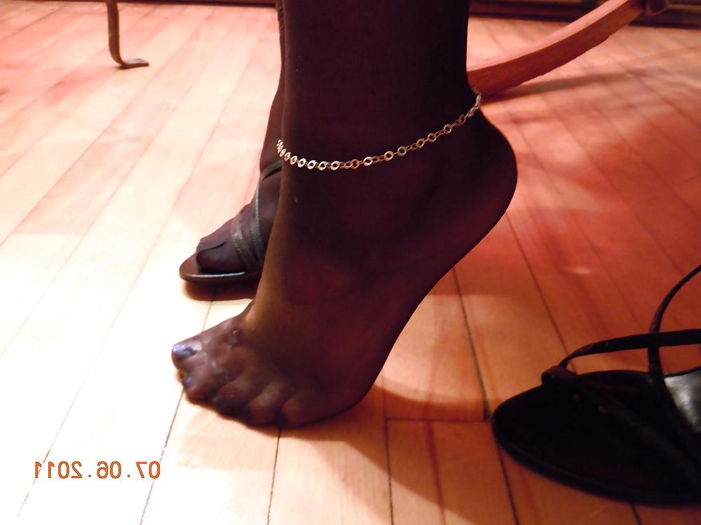 25P Footjob and huge cumshot on nylon feet and heels
