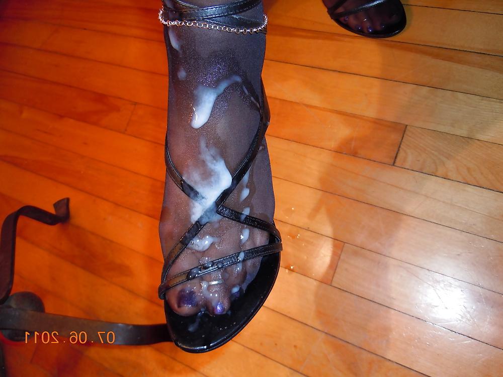 25P Footjob and huge cumshot on nylon feet and heels