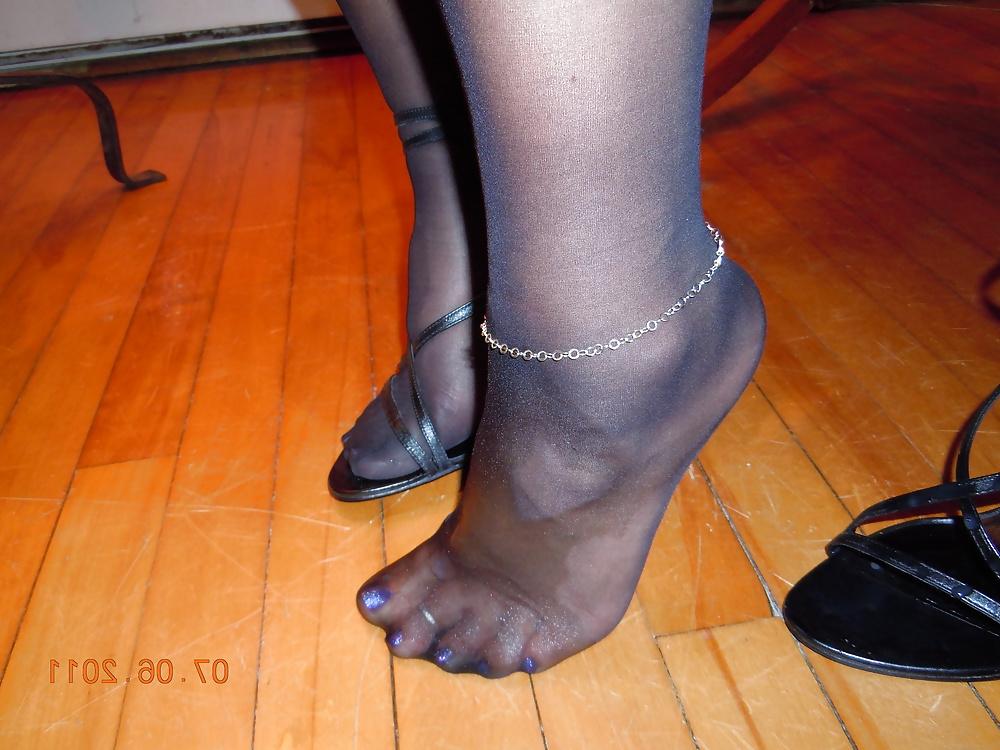 25P Footjob and huge cumshot on nylon feet and heels