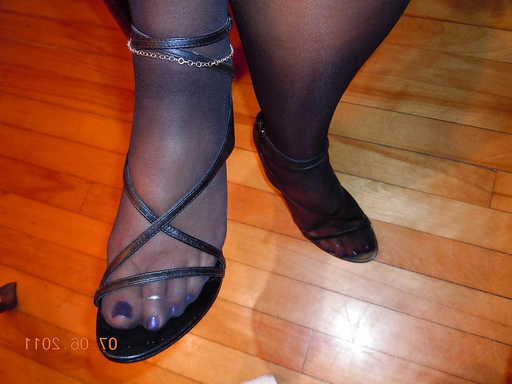 25P Footjob and huge cumshot on nylon feet and heels