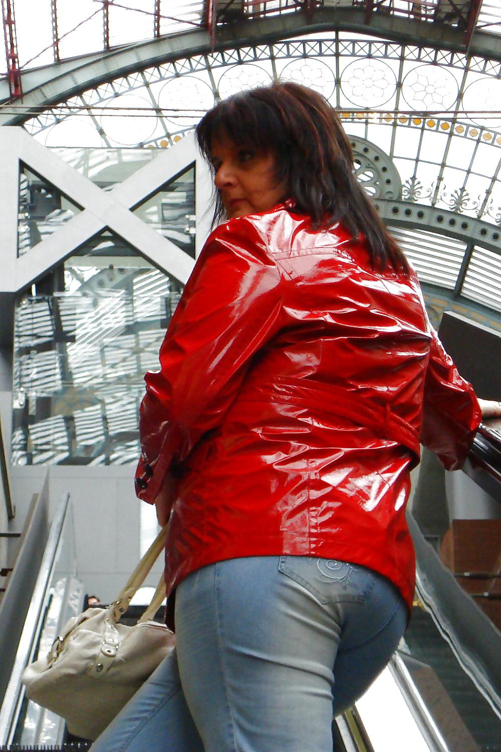 8P Theis lady need so many sperm on pvc jacket and pants