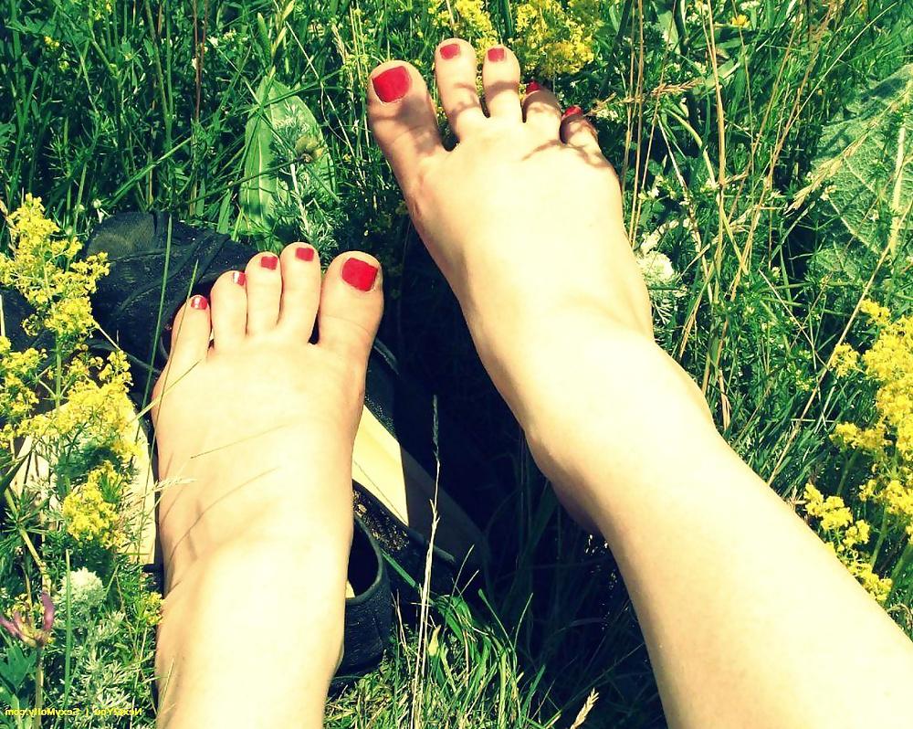 25P Sexy Girls Show Sexy Feet 1