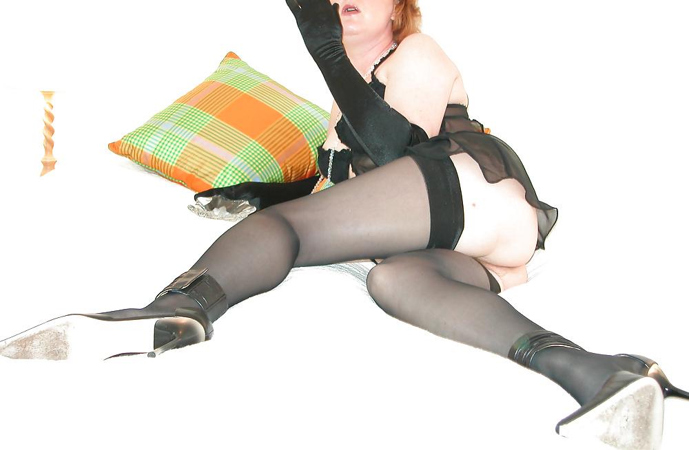 25P Mature redhead lady long black gloves