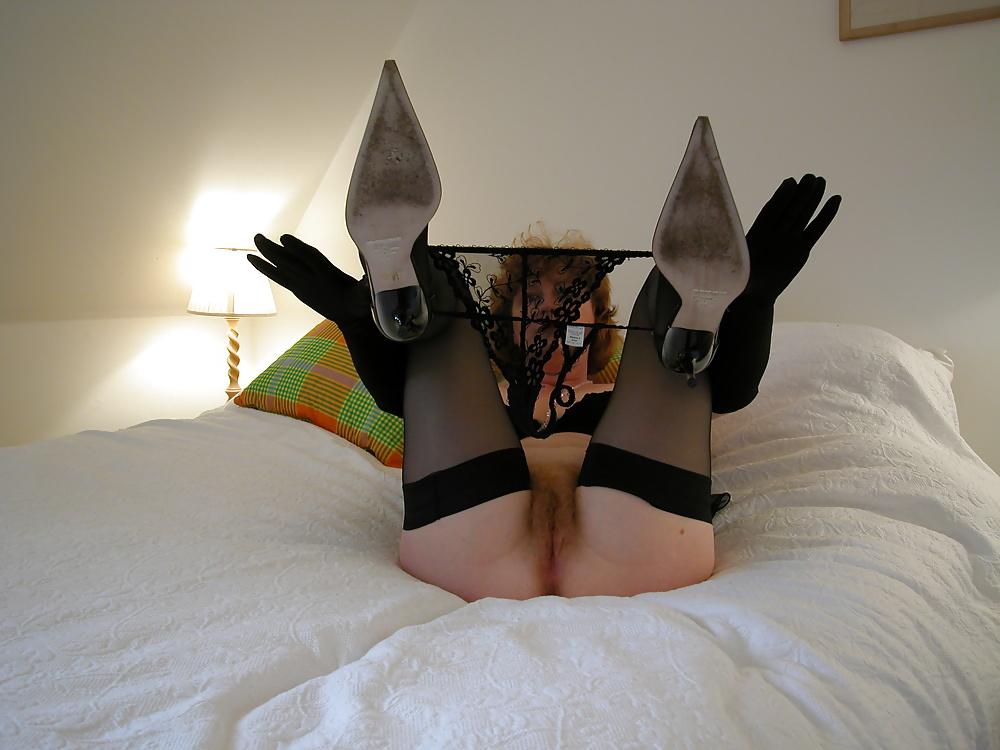 25P Mature redhead lady long black gloves