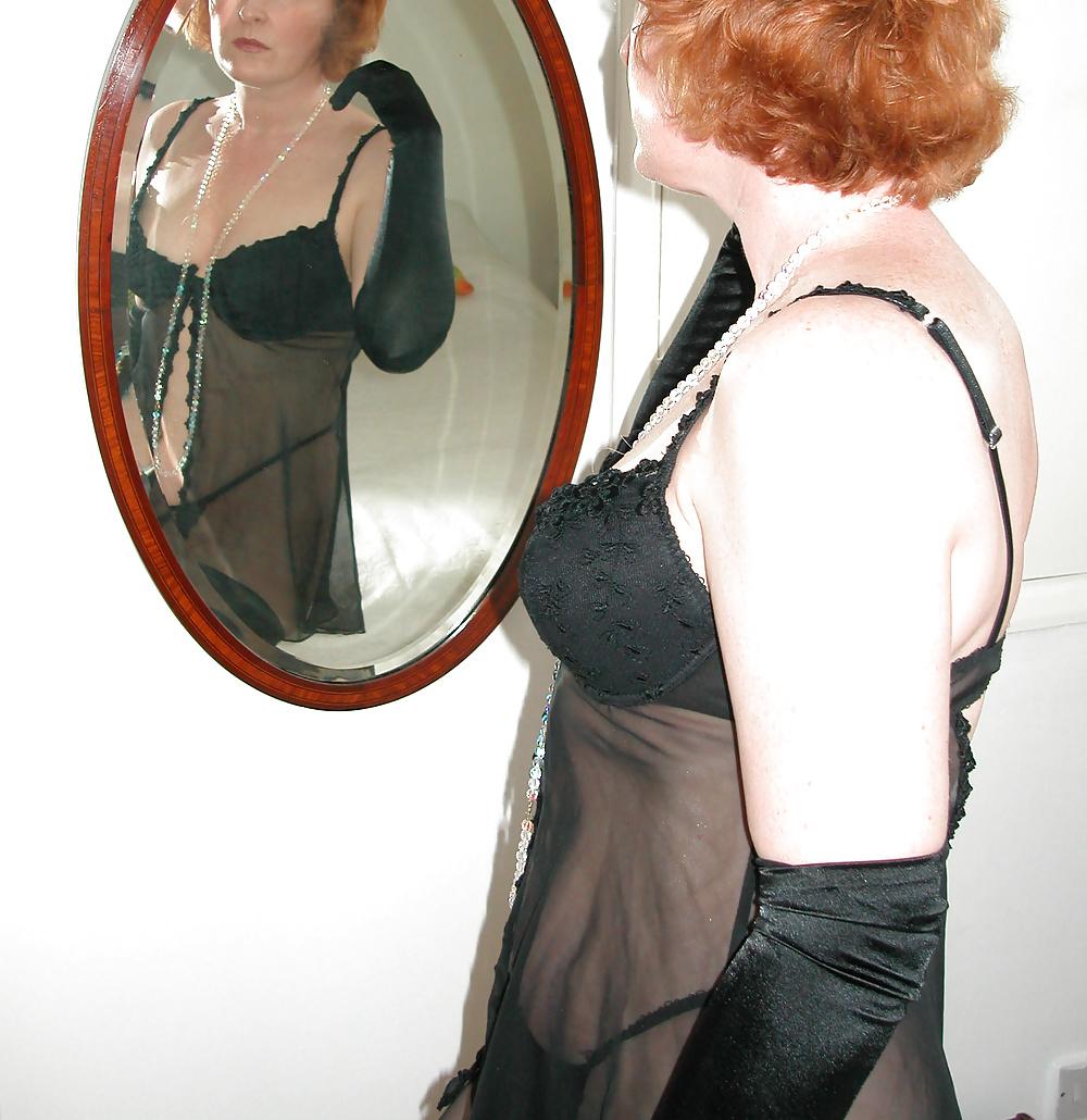 25P Mature redhead lady long black gloves