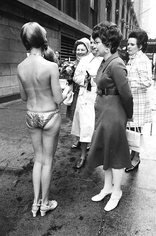 16P Action Topless in new York 1971-year