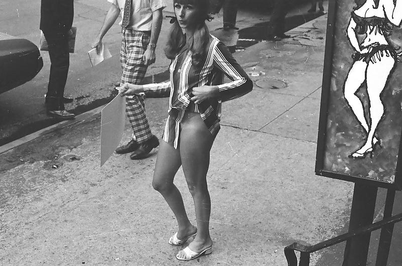 16P Action Topless in new York 1971-year
