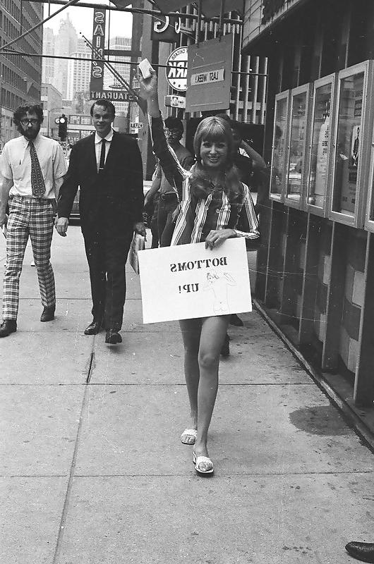 16P Action Topless in new York 1971-year