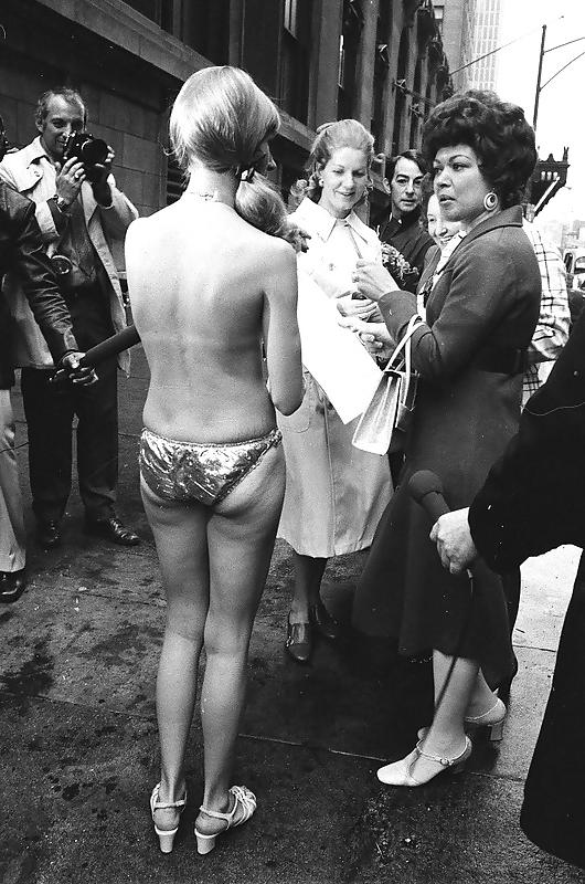 16P Action Topless in new York 1971-year