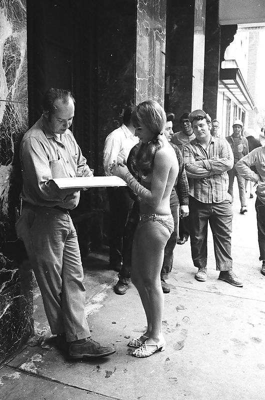 16P Action Topless in new York 1971-year