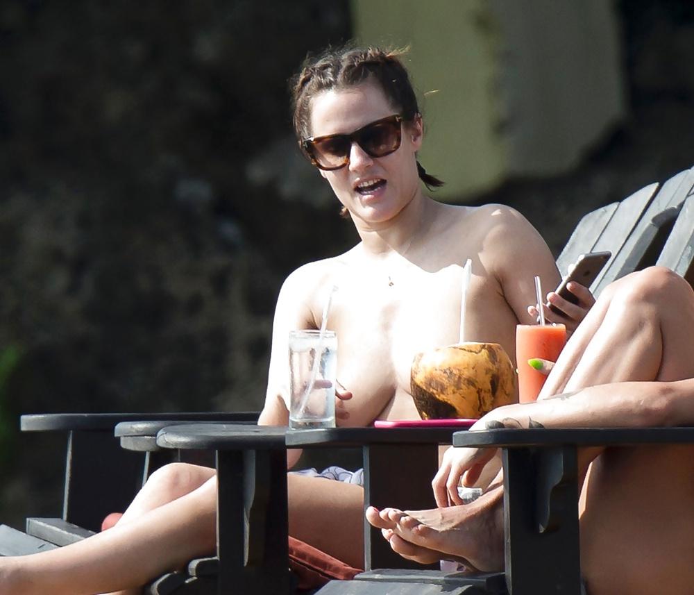 9P Caroline Flack topless (New)