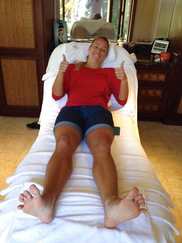 9P Sexy deutsche Tennisdamen Heels Fuesse - feet