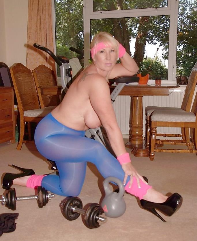 25P British milf with big tits demonstrates her fantastic forms 
