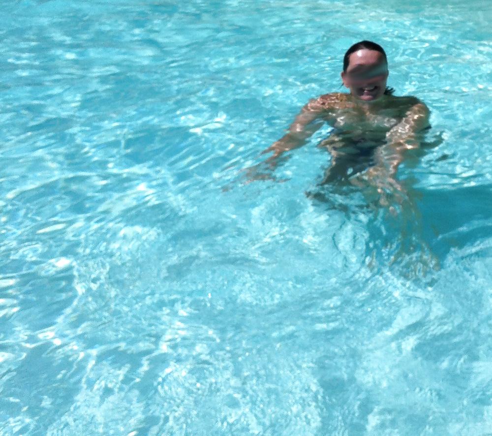 5P Topless dans l'eau