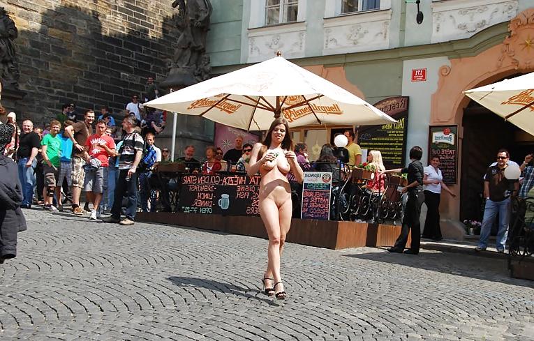 25P Mona-Lee Nude in Public