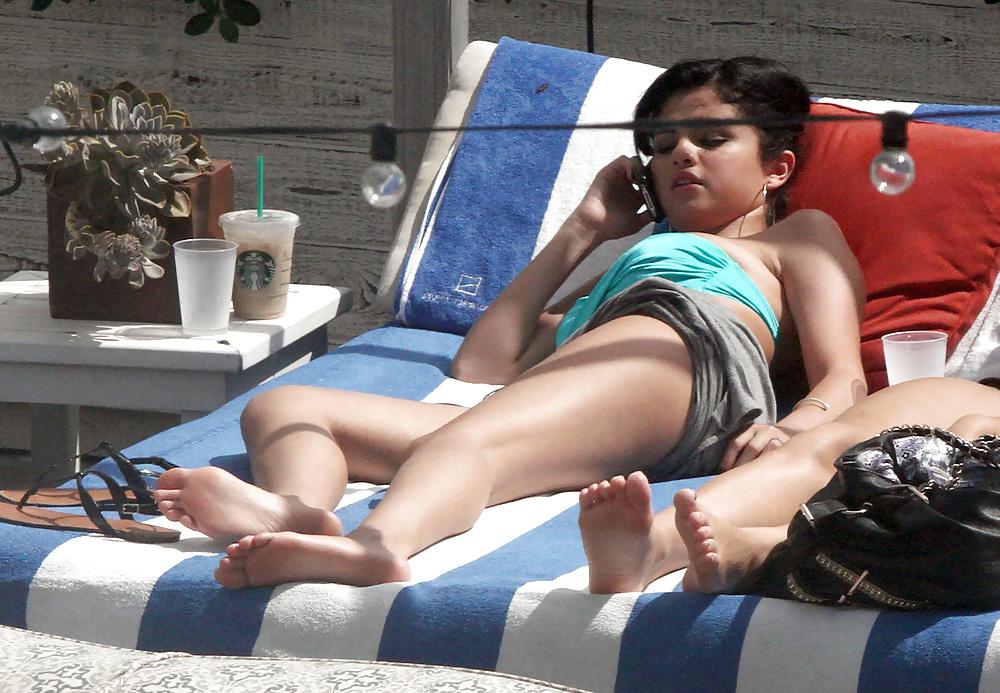 24P Selena Gomez Bikini, Feet, Nudes
