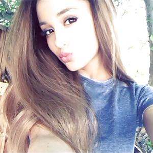 11P Ariana Grande the Singer QUEEN