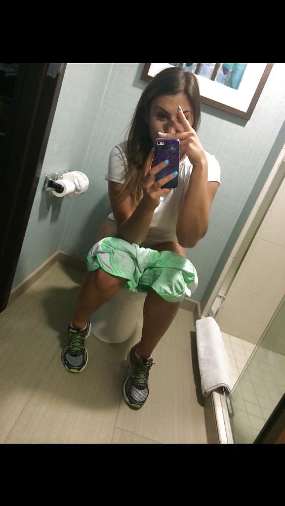 24P Toilet selfies