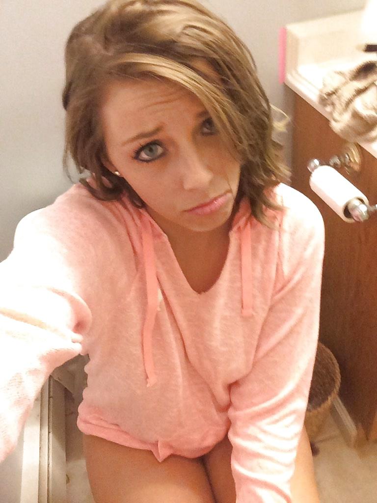 24P Toilet selfies