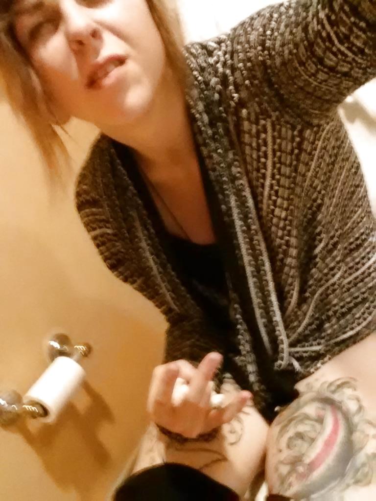 24P Toilet selfies