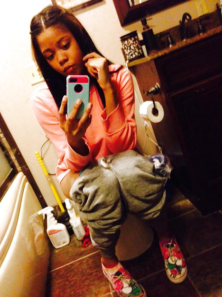 24P Toilet selfies
