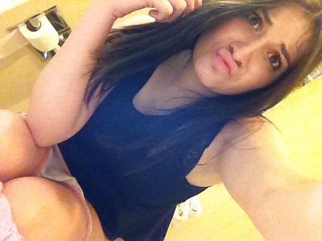 24P Toilet selfies