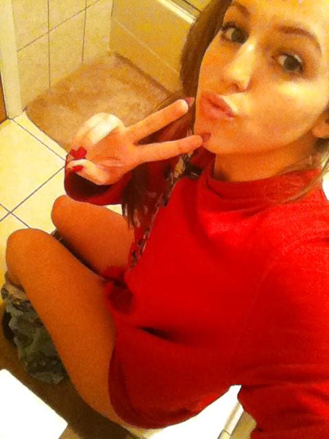 24P Toilet selfies