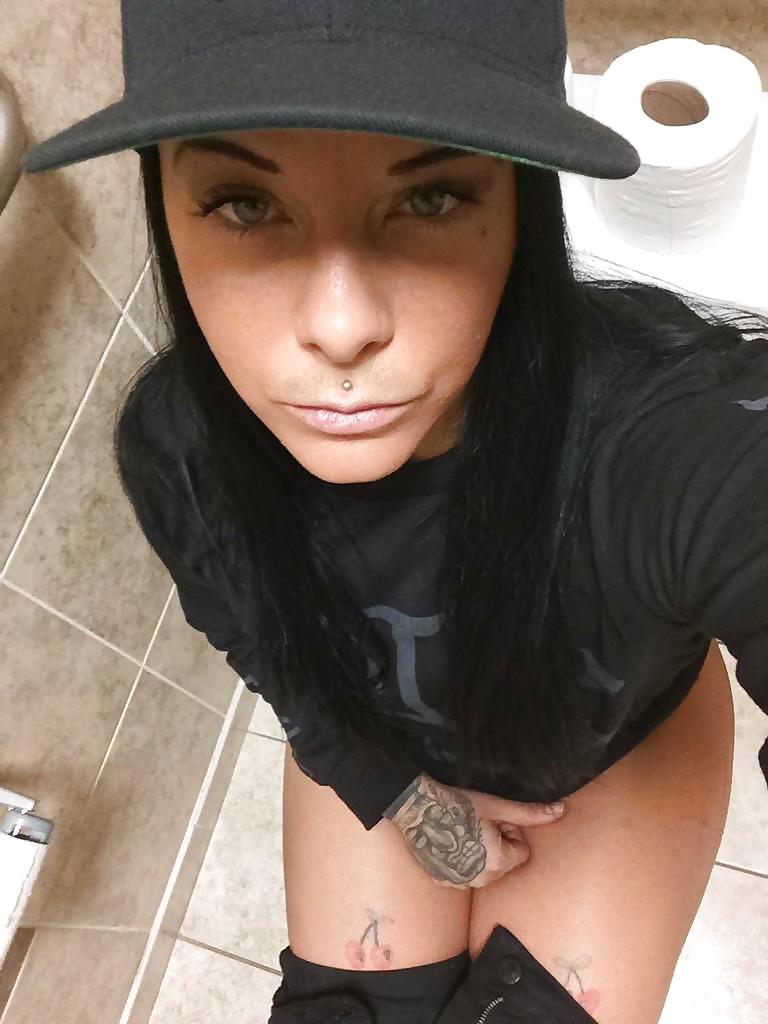 24P Toilet selfies