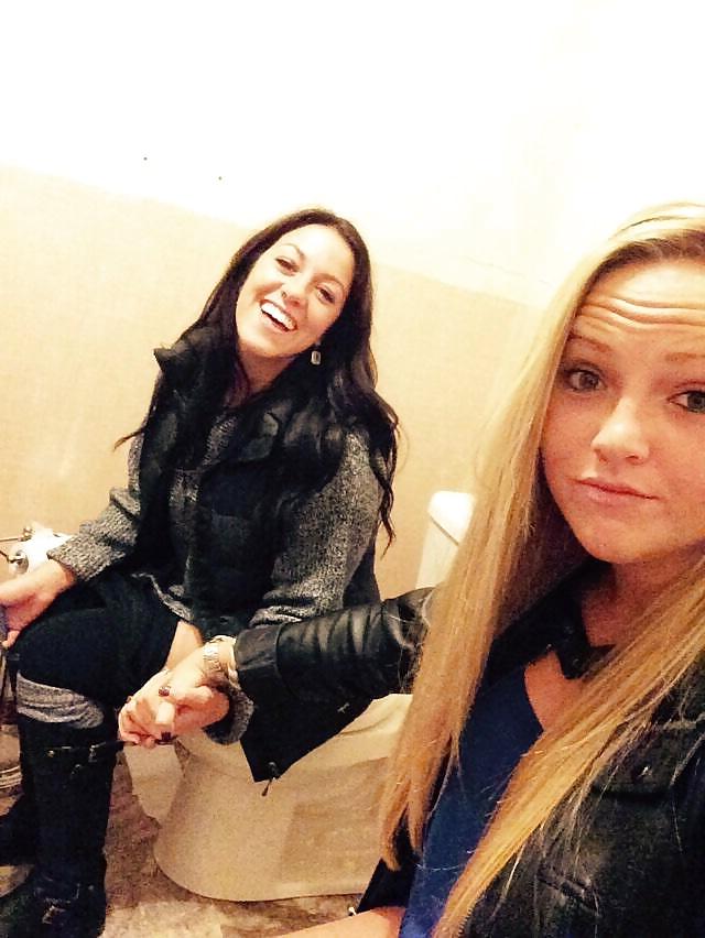 24P Toilet selfies