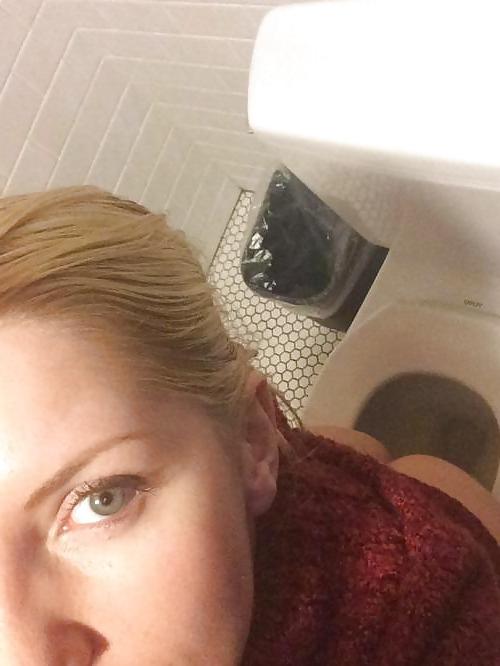 24P Toilet selfies